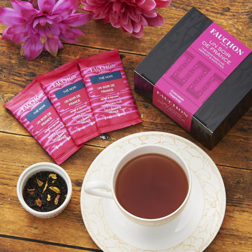 フォションソワール・ド・フランスのティーバッグと紅茶が注がれた花柄のティーカップが置かれている