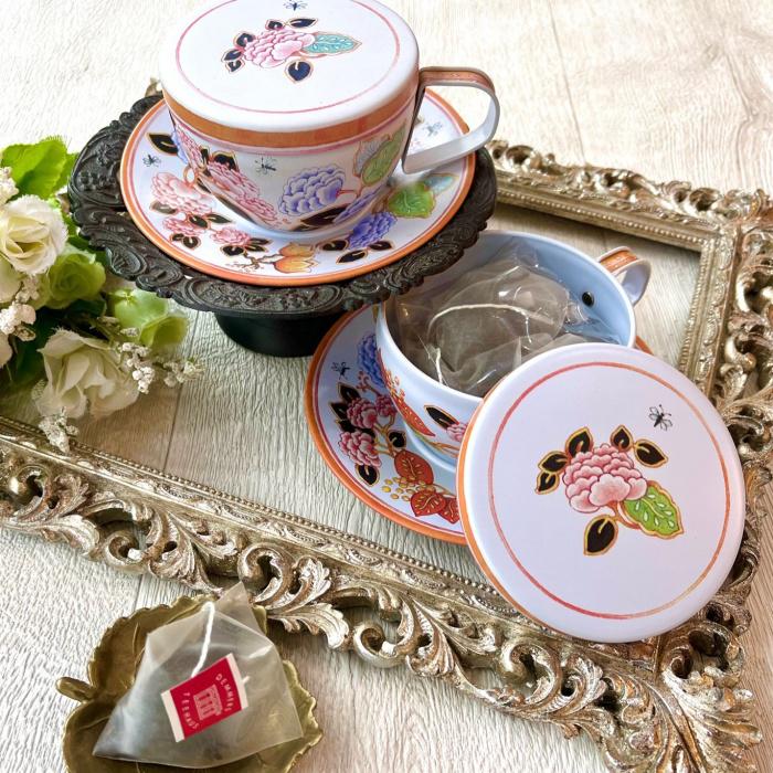 デンメアティーハウスのティーカップ型の紅茶缶が2つ置かれている