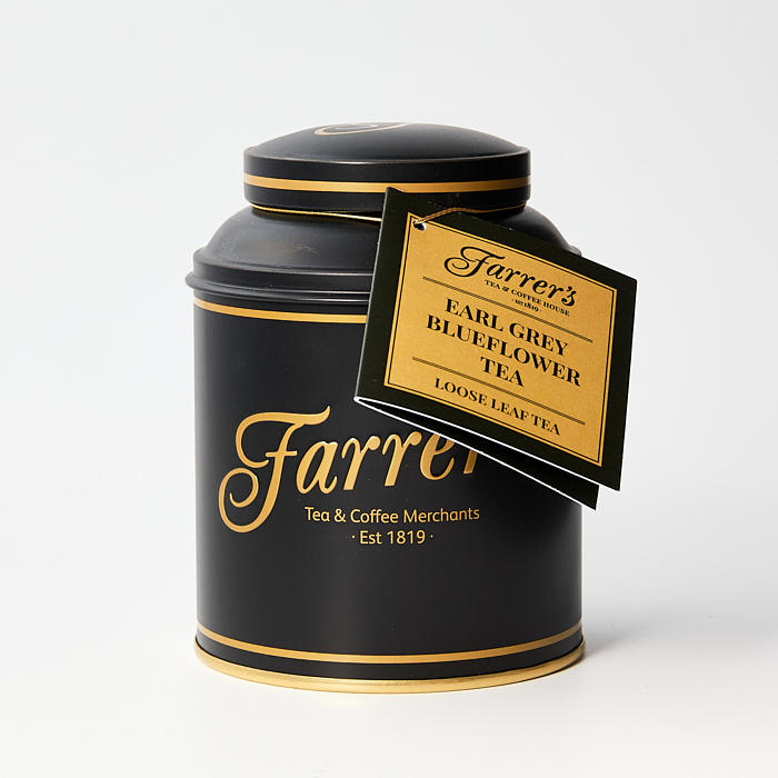 ファーラーズのアールグレイブルーフラワーの黒い紅茶缶が置かれている