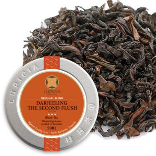 ルピシアダージリンセカンドフラッシュの茶葉と紅茶缶が置かれている