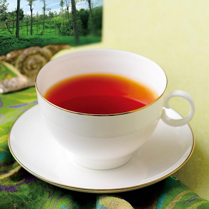 紅茶が注がれた白いティーカップが置かれている