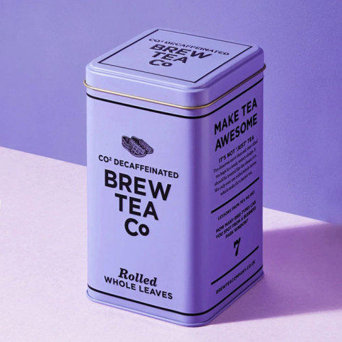 ブリューティーカンパニーデカフェセイロンの青い紅茶缶が置かれている