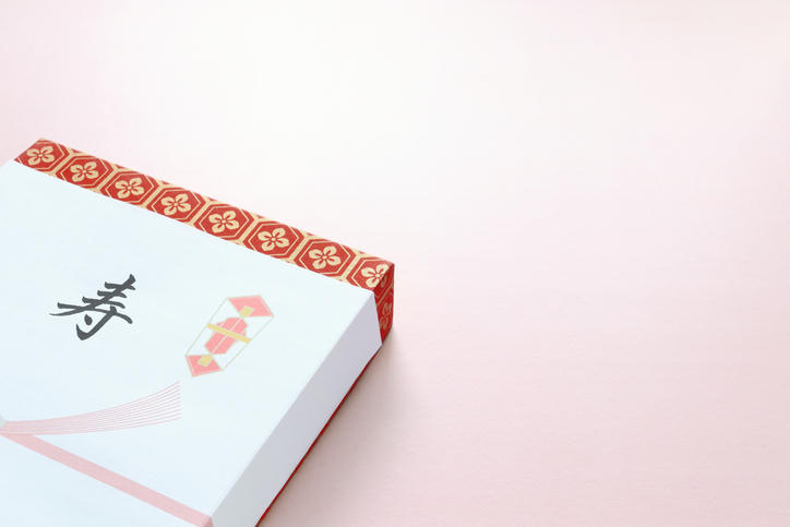 結婚祝いのギフトボックスが置かれている