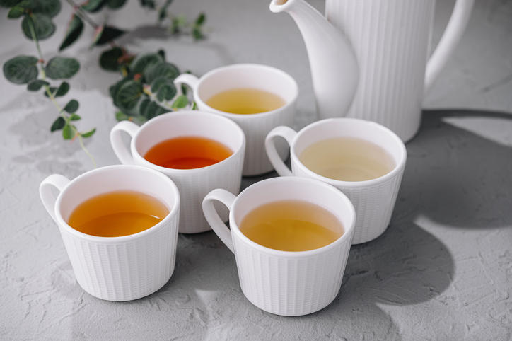 5つのマグカップに紅茶や烏龍茶が注がれている