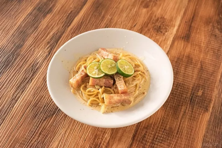 スライスしたすだちがのったクリームパスタ