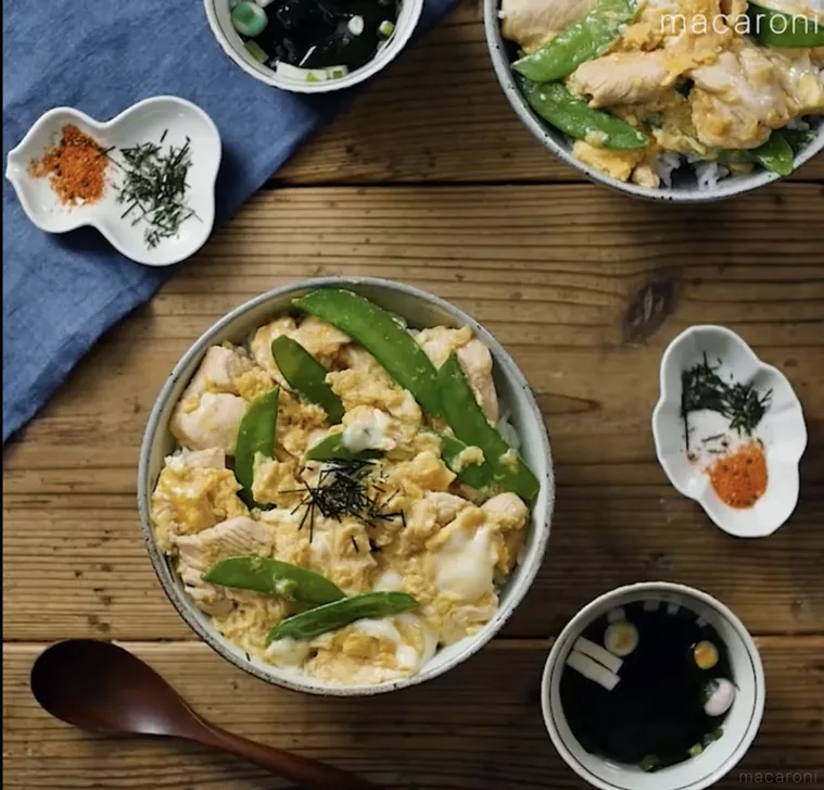 さやえんどうと鶏むね肉の卵とじ丼