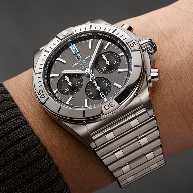 〇2.Chronomat B01 42-Titanium_EB0134101M1E1_RVB.jpg