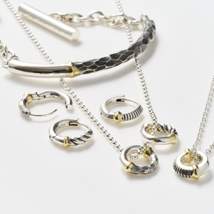 FANTASTIC MAN ブレスレット ¥140,800 / ピアス ¥29,700 / ネックレストップ ¥34,100
