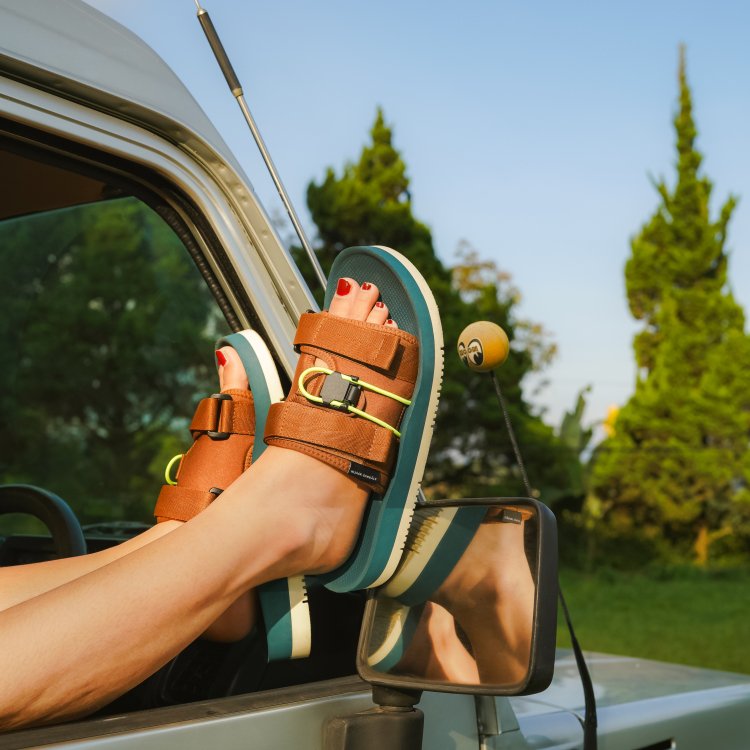 エッチング「サンダルを履くジュヌビエーブ」150部 インドネシア発 HIJACK SANDALS＜ハイジャックサンダル＞ が阪急メンズ