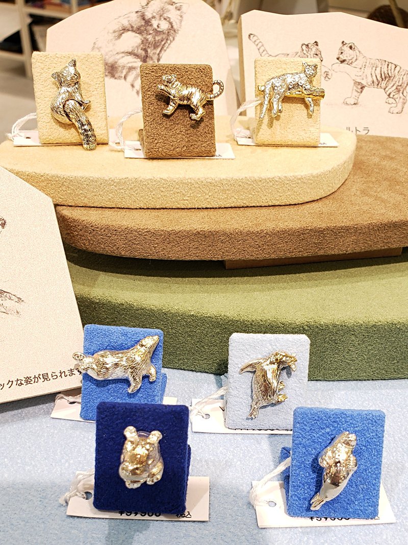 生き生きとした表情のブローチで、コーデに愛らしさをプラス