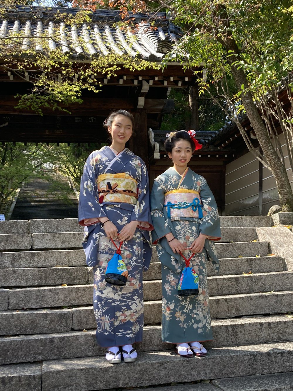 街撮り　還暦おばさん 阪神 かぞくアルバム」 ～集う 幸せ ♪ ～ 2024→2025 祝！年末年始 ｜阪神百貨店よみもの｜阪神オンラインショッピング｜阪神百貨店公式通販  HANSHIN ONLINE