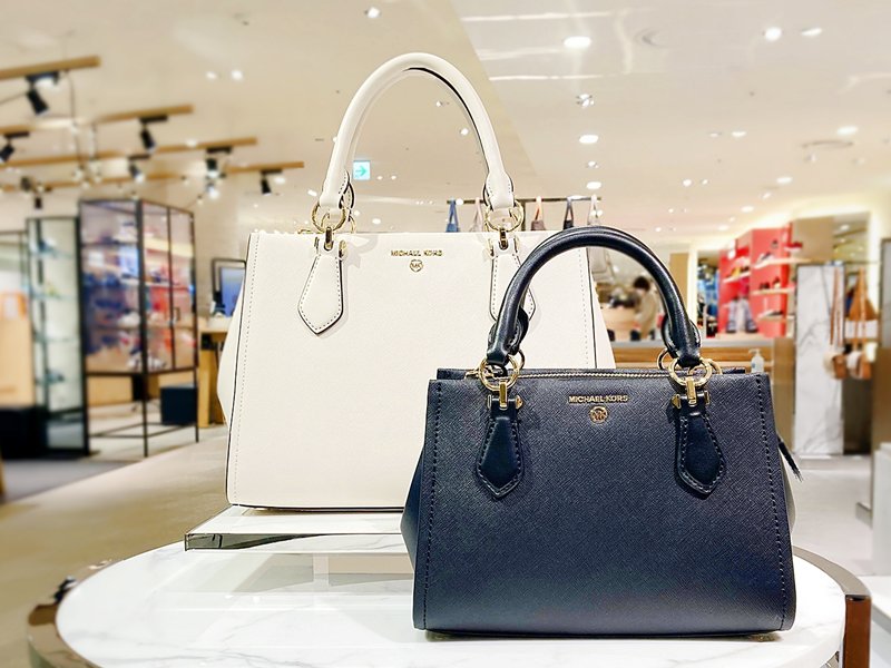 春のセレモニーは靴やバッグで印象アップVol.1 ｢MICHAEL KORS