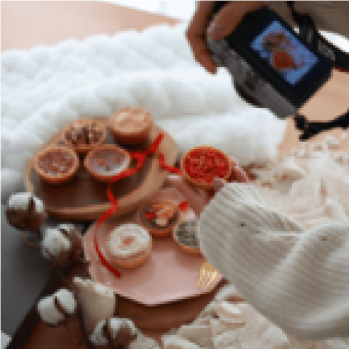 <small>スマホでもOK!</small><br>@usacofu.kitchen的<br>おうち撮りのコツ<small>〜いちごスイーツ編〜</small>